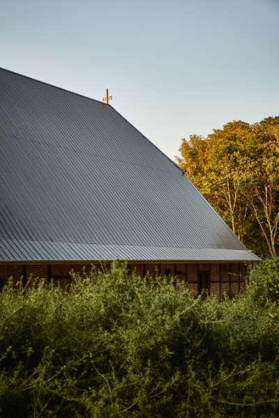 Schöne Dachkonstruktionen werden mit Pfannenblechen zum Leben erweckt, Gut Godderstorf, 23779 Neukirchen
